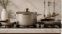 Casseroles premium sur une plaque de cuisson