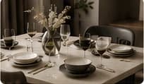 Table élégante avec vaisselle neutre